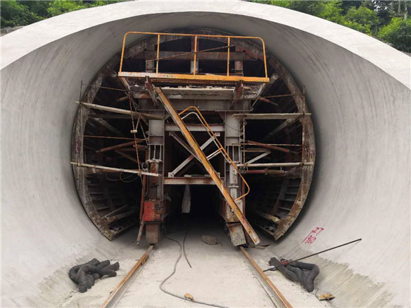 襯砌臺車的定位操作要怎么進行？